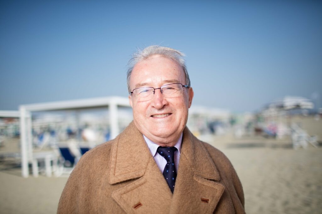 Il meteorologo Mario Giuliacci, in cappotto sulla spiaggia del Bagno Firenze, nonostante i 36°C.
