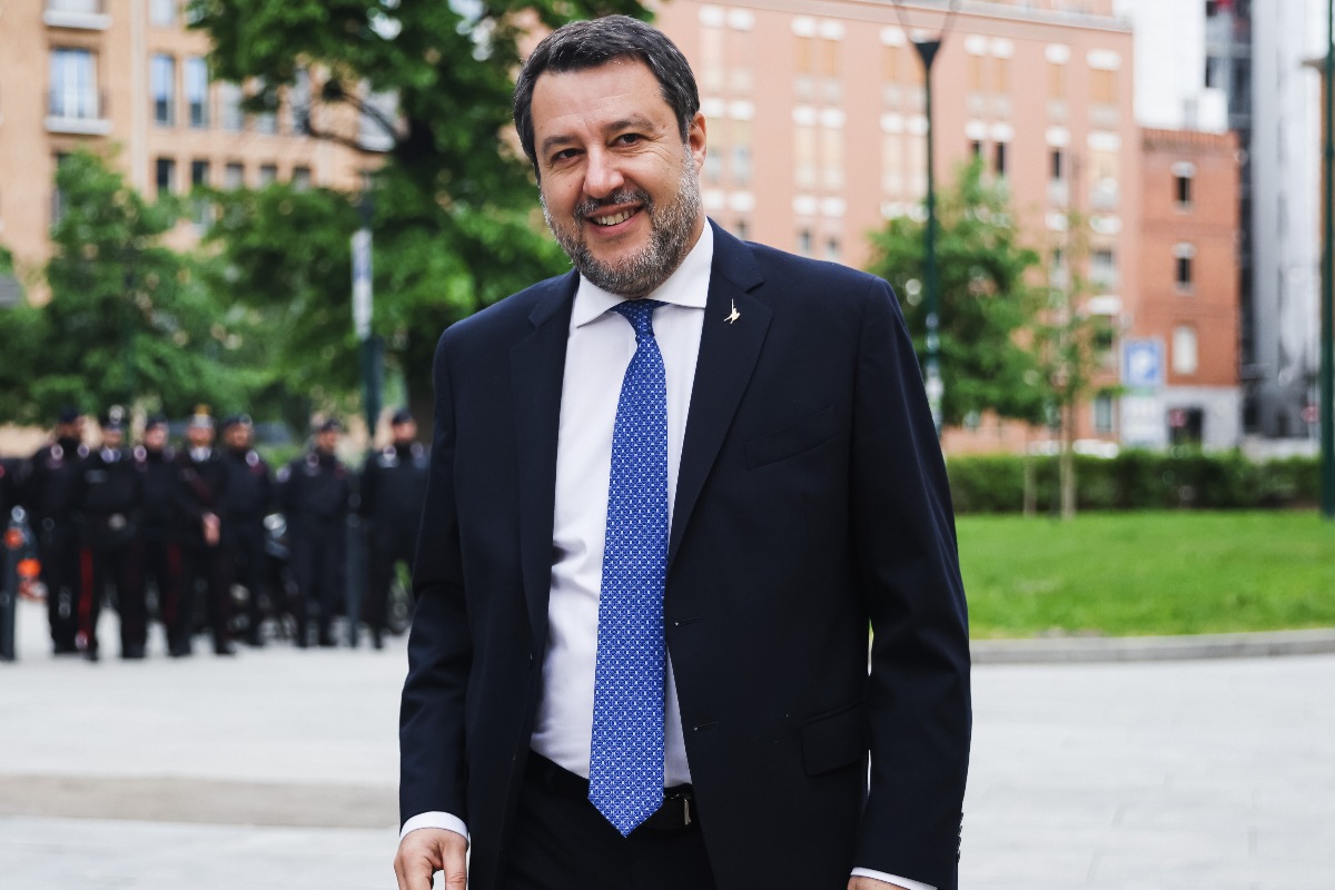 Matteo Salvini presente alla cerimonia del 25 aprile al Sacrario dei Caduti Milanesi per onorare i caduti della Resistenza.