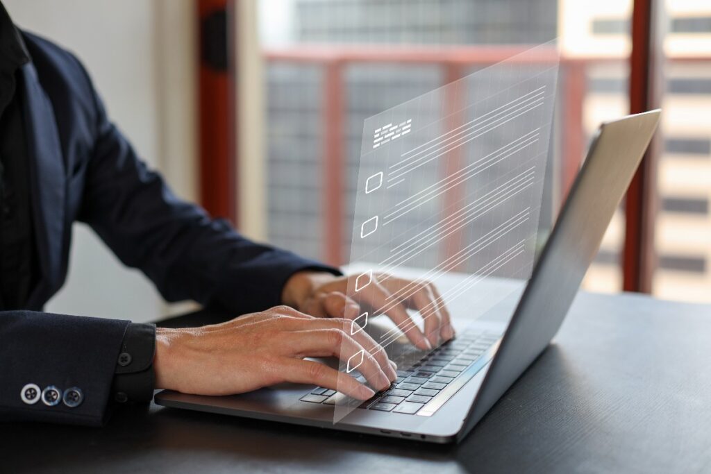 Ragazzo al computer alle prese con contenuti online.