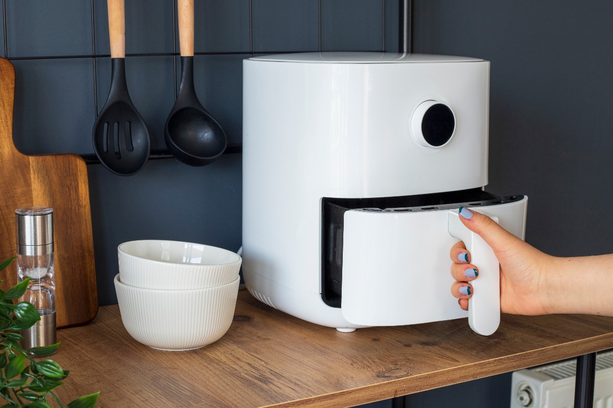 Friggitrice ad aria posizionata sul piano cucina