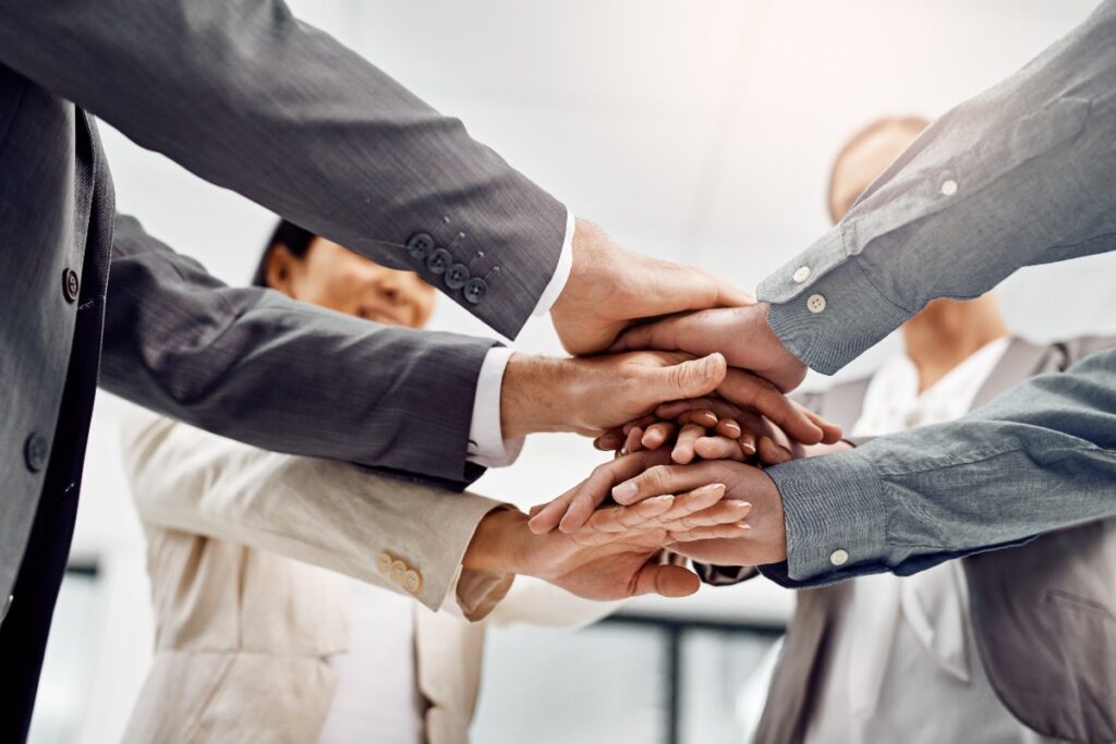 Mani che si stringono in segno di collaborazione in ufficio