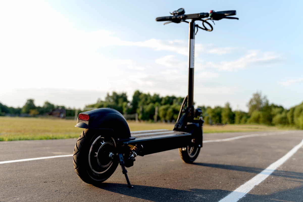 Monopattino su una strada fermo