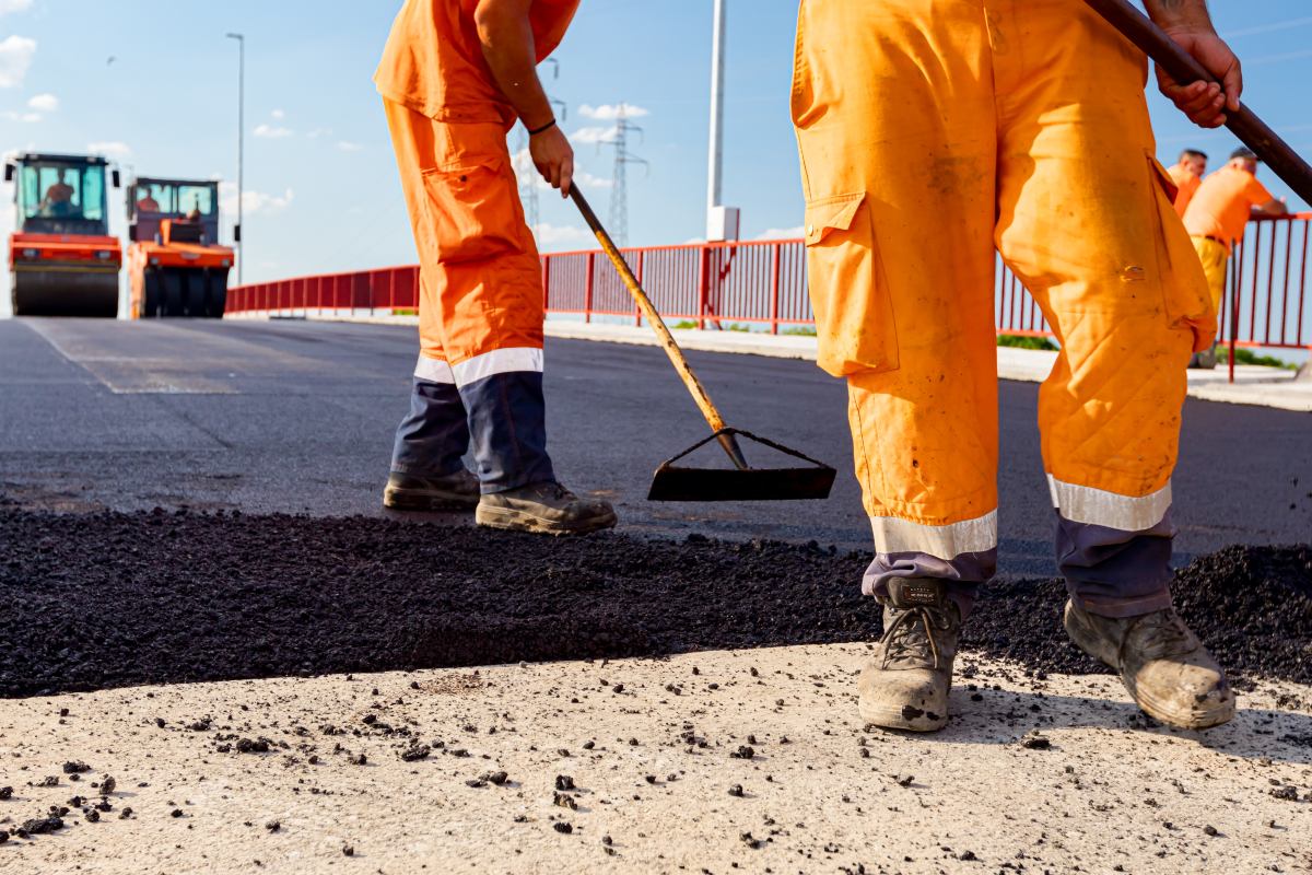 Fase di asfaltatura di una strada urbana da parte degli operai