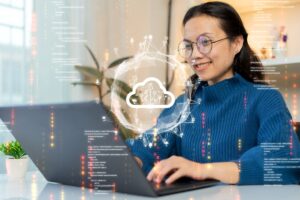 Ragazza al computer mentre lavora con il cloud.