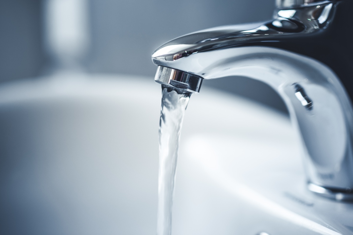 Getto d’acqua proveniente da un rubinetto aperto