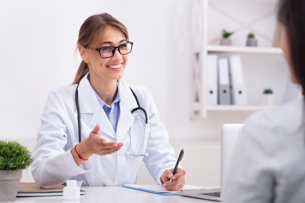 Controllo medico tra dottoressa e paziente