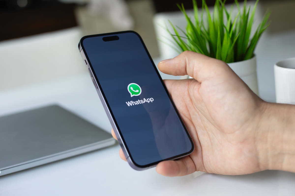WhatsApp in uso su telefono cellulare