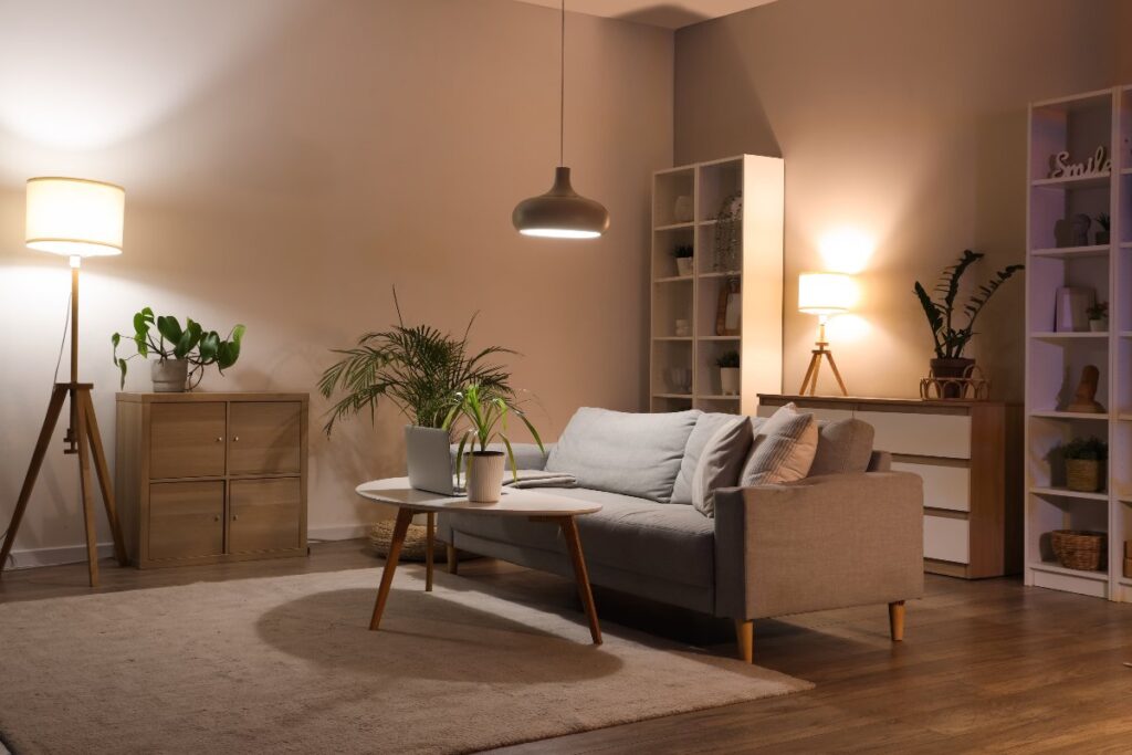 Soggiorno illuminato con lampade da interno