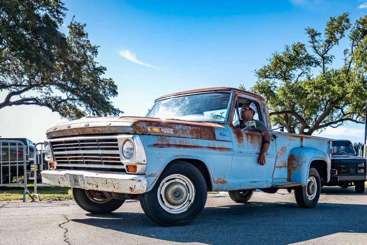 Veicolo con parti arrugginite