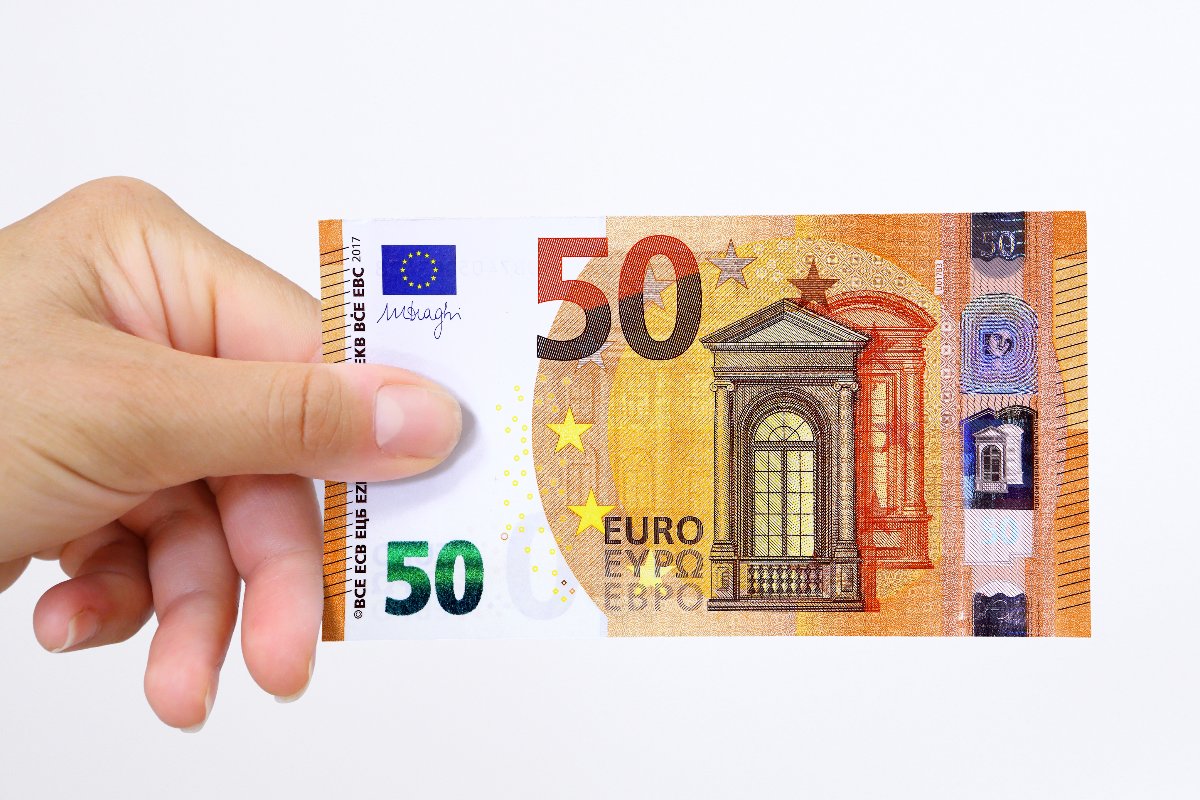 Persona tiene in mano una banconota da 50 euro
