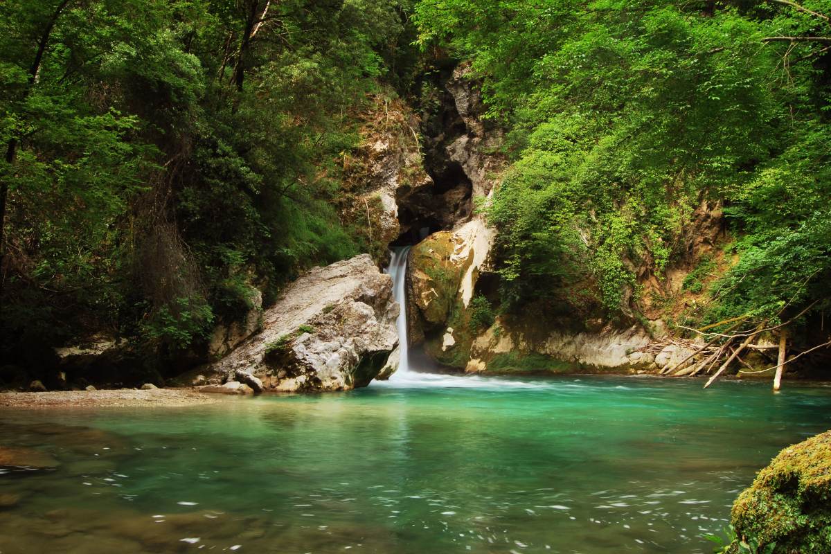 Veduta della cascata di San Benedetto con il laghetto sottostante, Lazio