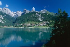 Lago di Molveno nelle Dolomiti del Trentino-Alto Adige