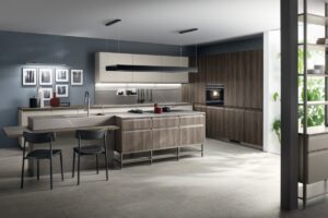 Cucina moderna Scavolini che abbina le tonalità del marmo grigio e del legno.