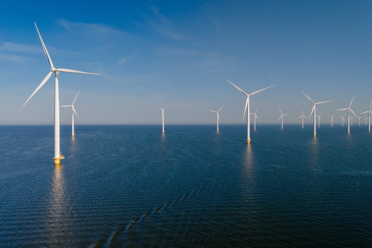 Turbine eoliche installate nel lago Ijsselmeer, nei Paesi Bassi.