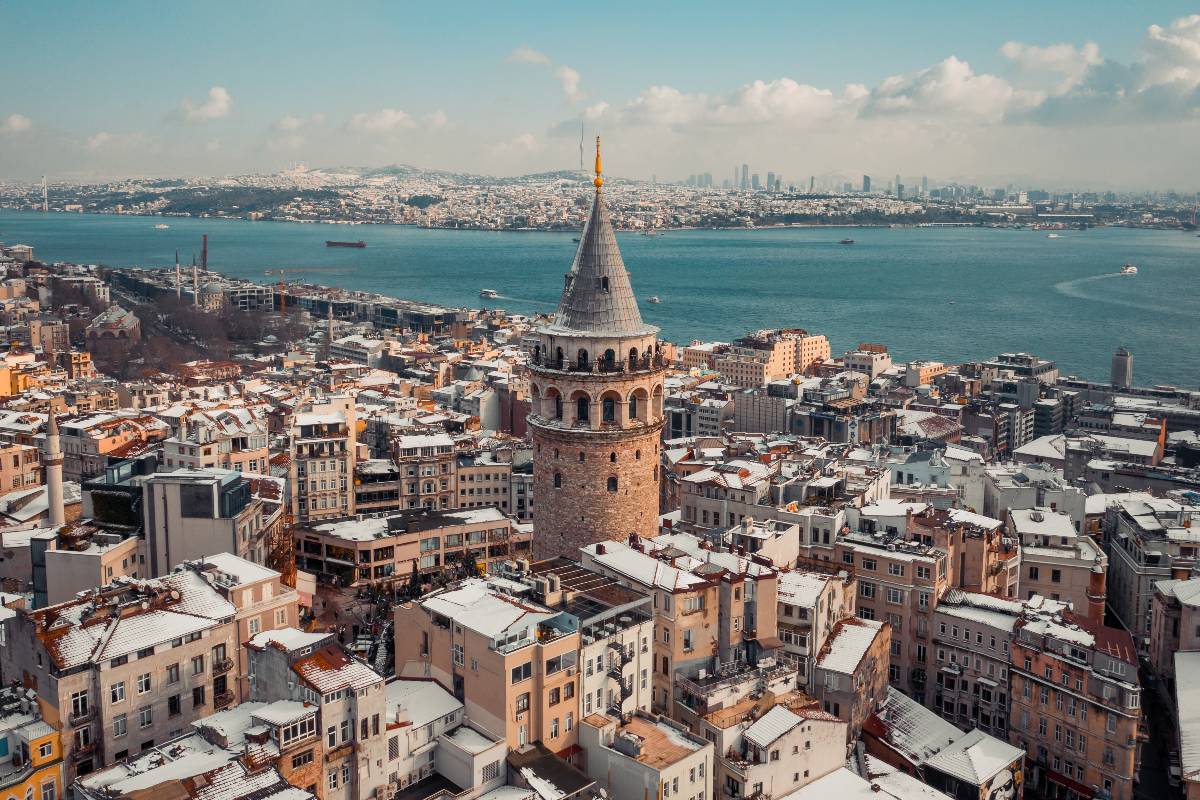 Vista dall'alto della città di Istanbul e della Torre di Galata coperte di neve.