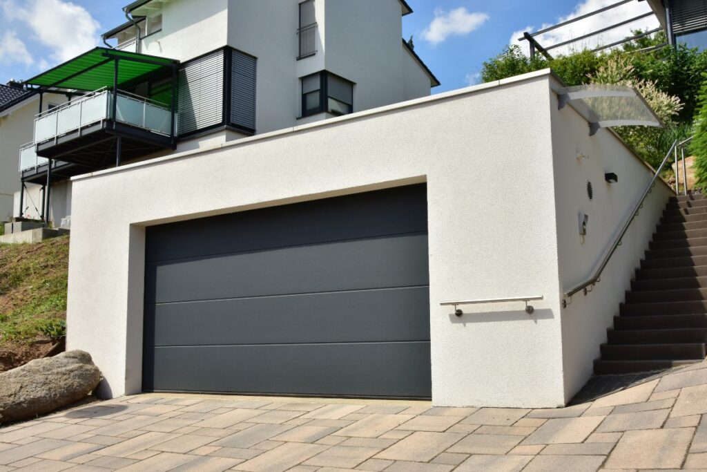 Un garage con la saracinesca nera e il muro bianco