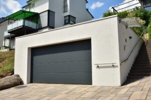 Un garage con la saracinesca nera e il muro bianco