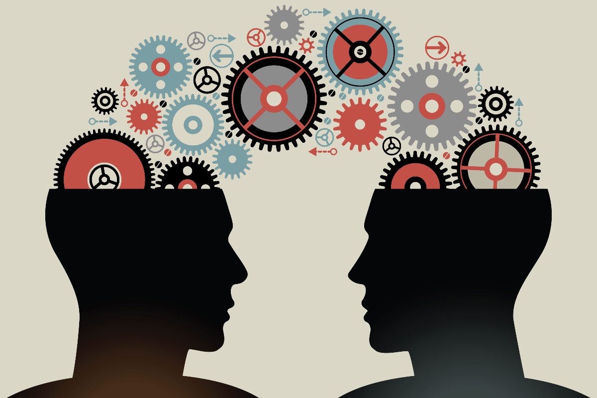 Concetto di intelligenza sociale raffigurato con due profili umani che condividono conoscenze.