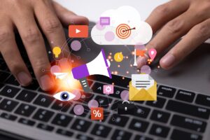 Illustrazione concettuale del marketing digitale e i media con una tastiera di computer sullo sfondo.