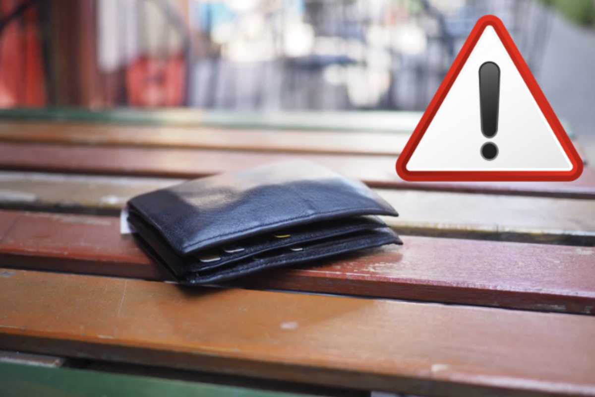 I tracker per portafogli sono dispositivi compatti, spesso dallo spessore simile a quello di una carta di credito, progettati per inserirsi