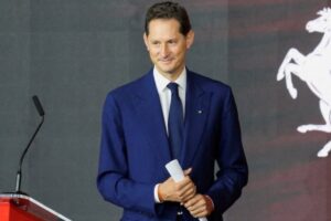 piero ferrari più ricco di john elkann