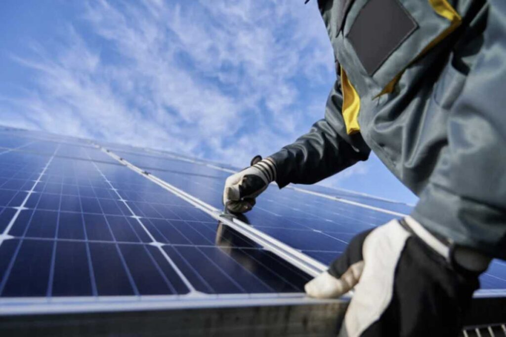 Una delle eccezioni più importanti riguarda gli impianti agrivoltaici, che consistono in pannelli solari rialzati che permettono di continuare l’attività