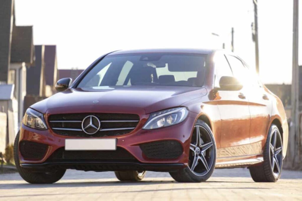 Nel 1926, con la fusione di Daimler e Benz & Cie., il logo Mercedes-Benz si arricchì di un elemento distintivo: la corona di alloro.