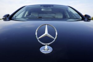 l primo logo Mercedes-Benz si discostava notevolmente dall’immagine iconica che conosciamo oggi. Risalente ai primi anni del Novecento