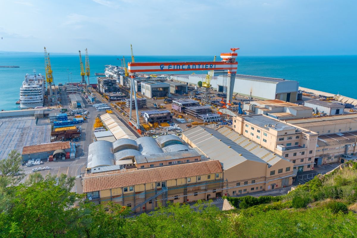 Immagine dall’alto del porto di Ancona (Marche), con il cantiere navale Fincantieri in primo piano.
