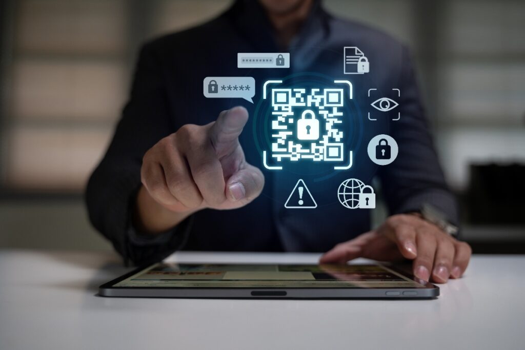Uomo indica icone legate alla cybersicurezza, tra cui password, codice QR e lucchetto.