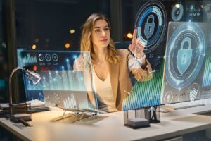 Professionista della cybersicurezza analizza dati digitali su schermi olografici.