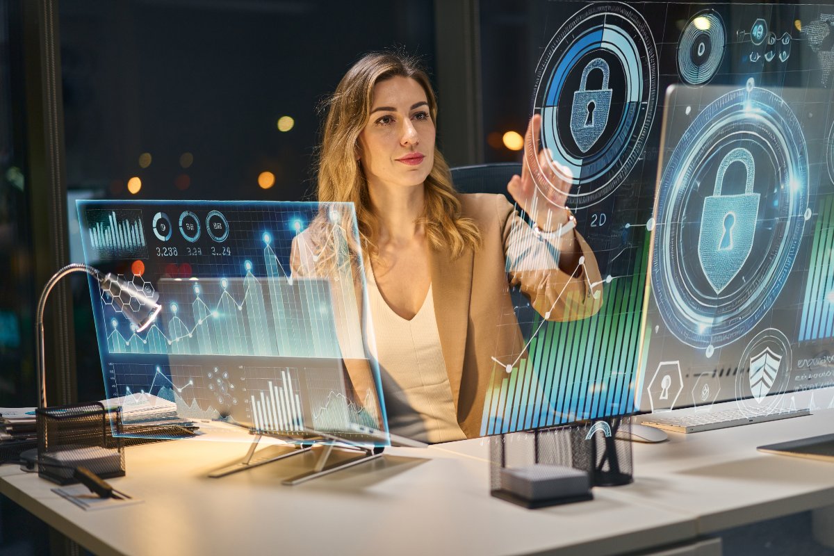 Professionista della cybersicurezza analizza dati digitali su schermi olografici.