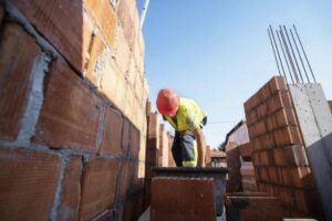 Le città soffrono di un fenomeno noto come effetto “isola di calore”, dove le temperature possono superare di oltre 10 gradi