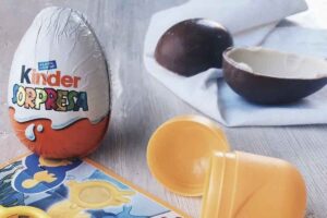 L’idea alla base del Kinder Sorpresa è nata nel 1968, quando Ferrero decise di unire il piacere del cioccolato con la magia di una sorpresa
