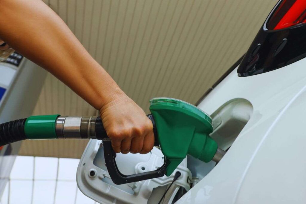 Modi per risparmiare sui costi della benzina - leonardo.it