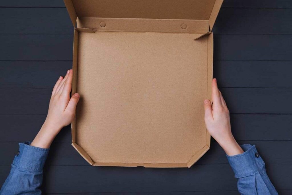 Raccolta differenziata: dove buttare il cartone della pizza, unto o pulito - leonardo.it