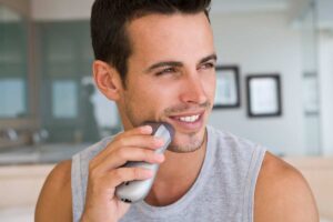 uomo rasoio elettrico barba