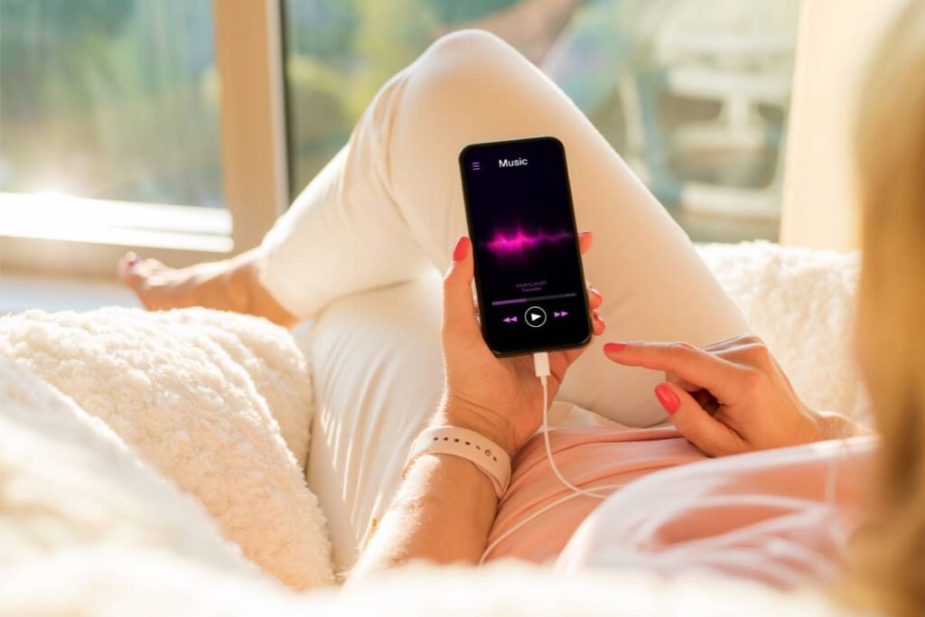 Ragazza smartphone musica 