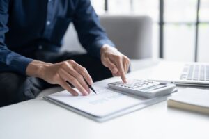 Uomo calcolatrice pc