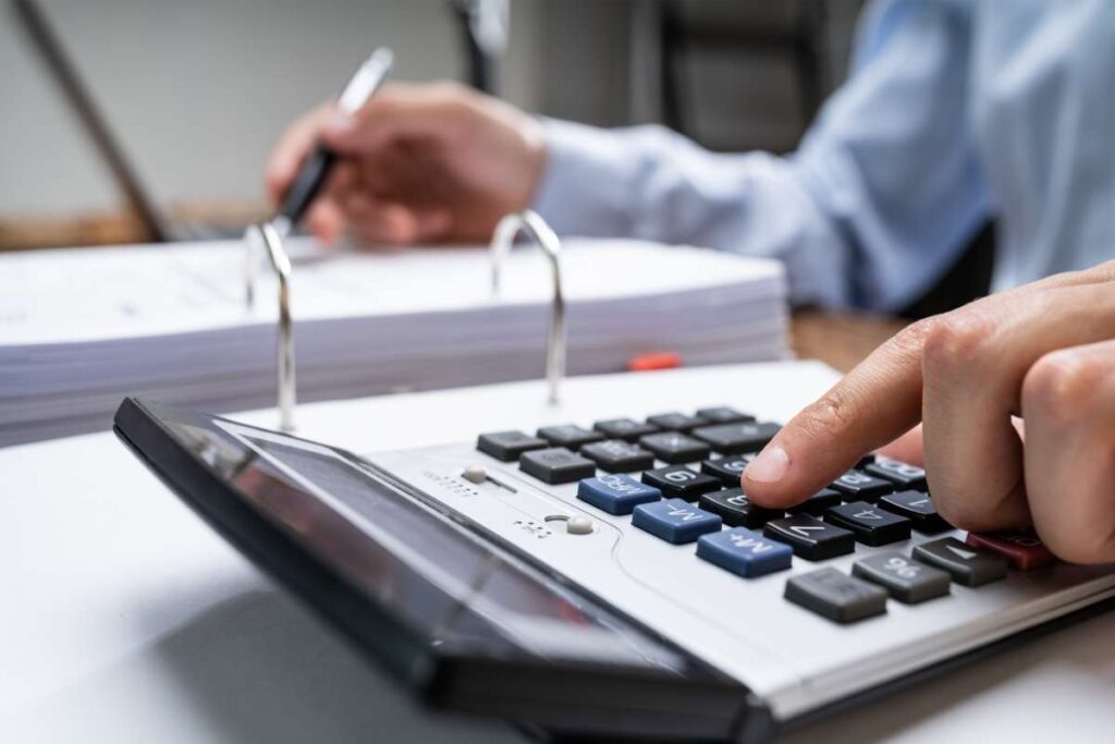 Uomo documenti calcolatrice