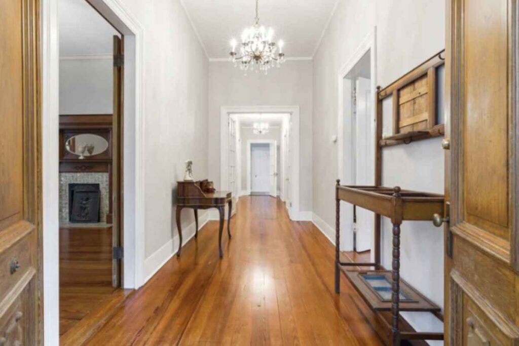 La scelta del colore riveste un ruolo cruciale. Oltre ai classici toni chiari, si può sperimentare con texture e rivestimenti particolari