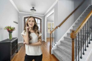 In particolare, arredare un corridoio stretto rappresenta una sfida creativa che, se affrontata con le giuste strategie,