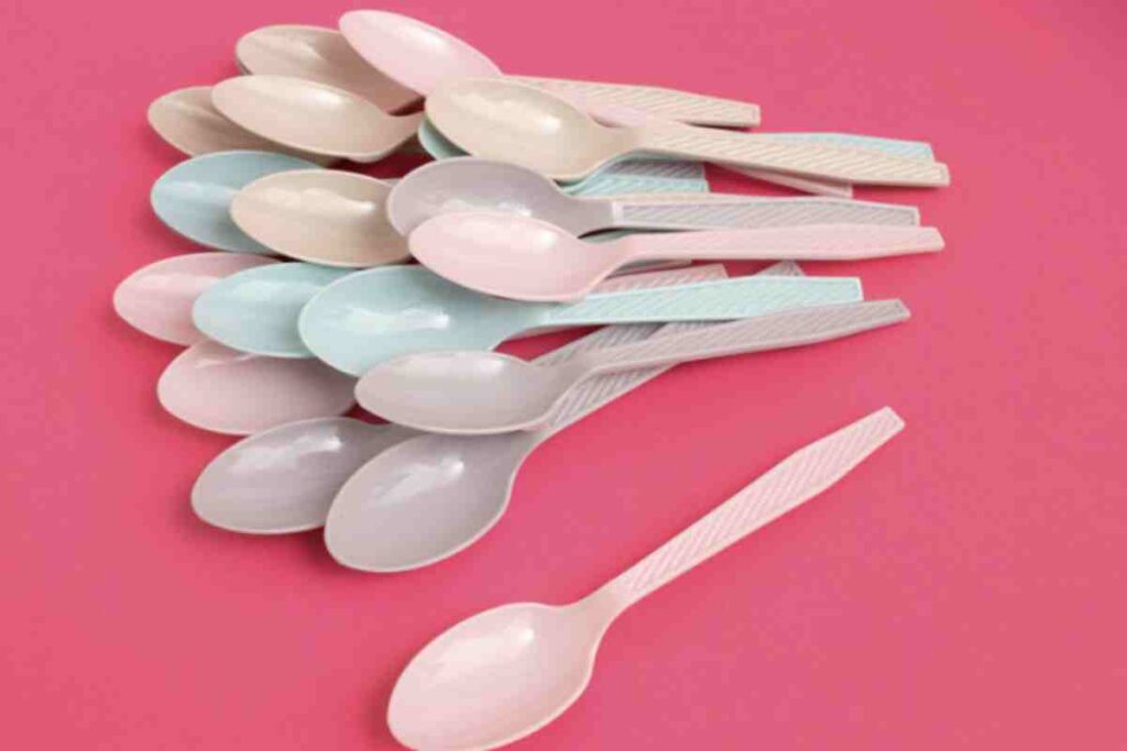 I cucchiai di plastica, così spesso presenti nelle case dopo feste di compleanno e altre ricorrenze, sono legati a usanze consolidate nel tempo.