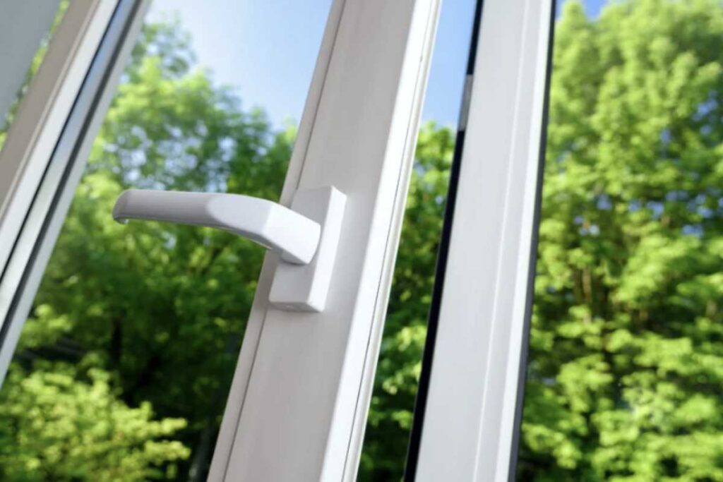 Un’alternativa naturale e al tempo stesso decorativa alle tende è rappresentata dall’uso di piante d’interni ben posizionate vicino alle finestre