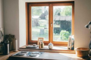 Per chi è stanco delle solite tende, esistono oggi numerose alternative creative che non solo sostituiscono il classico tessuto