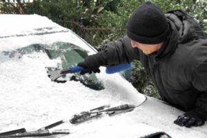 Raschiare il vetro con strumenti improvvisati o versare acqua calda sembrano soluzioni immediate, ma spesso si rivelano dannose sia per la sicurezza