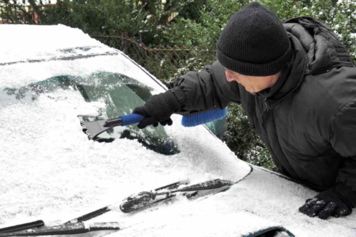 Raschiare il vetro con strumenti improvvisati o versare acqua calda sembrano soluzioni immediate, ma spesso si rivelano dannose sia per la sicurezza