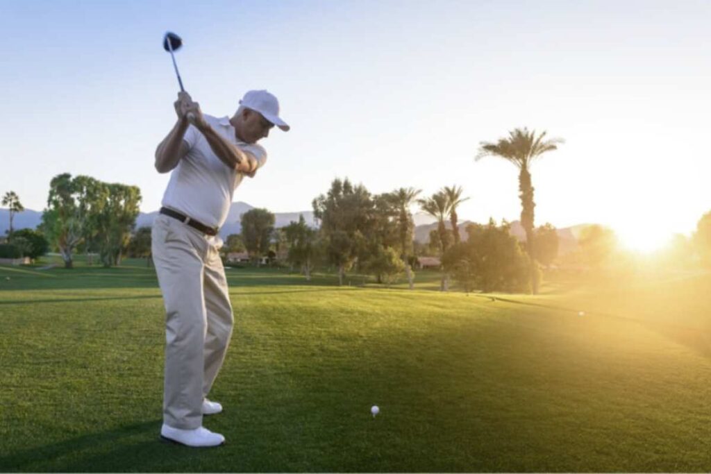 Tra le attività consigliate per chi desidera vivere più a lungo, il golf si distingue per la sua capacità di combinare esercizio fisico