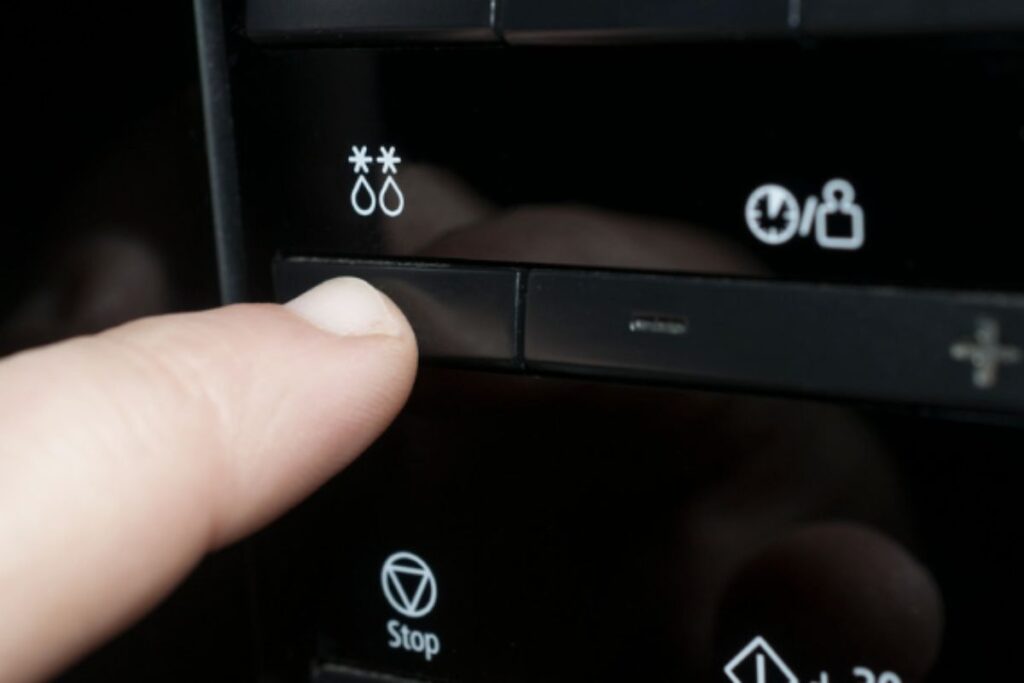 Utilizzando correttamente questa sequenza di pulsanti, il parabrezza può tornare limpido in pochi minuti, senza alcun intervento manuale. 