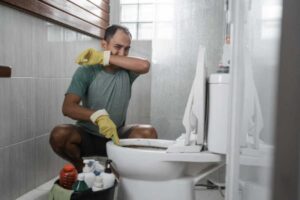 La fonte del cattivo odore in bagno è generalmente identificabile in due fattori principali. Il primo riguarda la mancanza di acqua nei sifoni